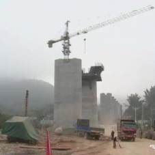 梅汕高铁项目施工现场、梅江特大桥部分承台已经架设完成