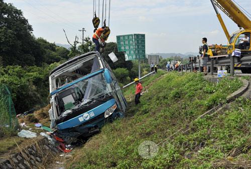 广州往梅州大巴坠沟 车上32人不同程度受伤(图