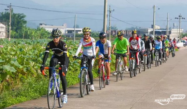 自行车骑行爱好者在按计划线路骑行经过蕉岭三圳镇。.jpg