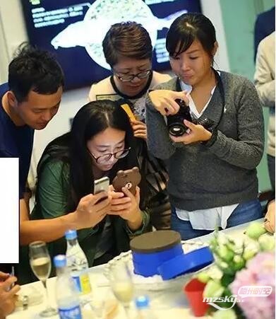 6中国顾客品尝试吃鱼子酱图片来源：Thats Mag.jpg